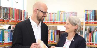 Bildungsbürgermeisterin dr. Ulrike Freundlieb und Bibliotheksleiter Dr. Bernd Schmid-Ruhe in der Kinder- und Jugendbibliothek (Foto: Stadt Mannheim)