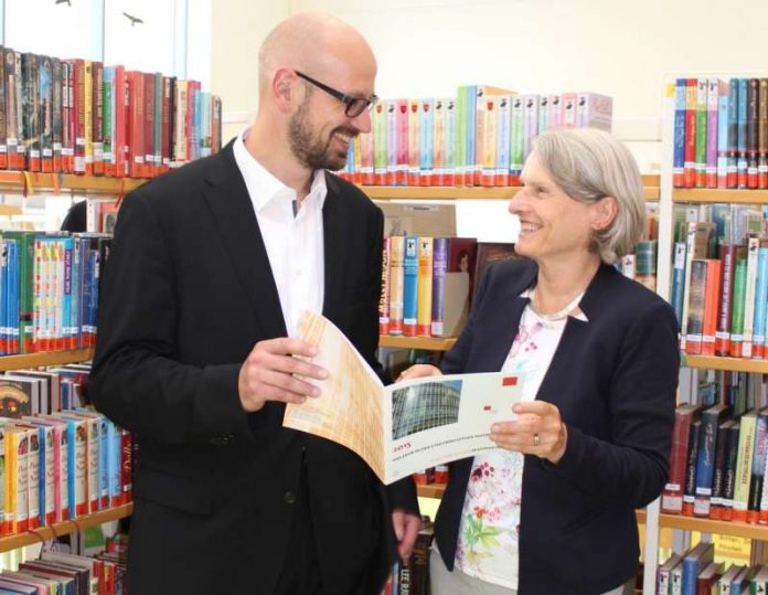 Bildungsbürgermeisterin dr. Ulrike Freundlieb und Bibliotheksleiter Dr. Bernd Schmid-Ruhe in der Kinder- und Jugendbibliothek (Foto: Stadt Mannheim)