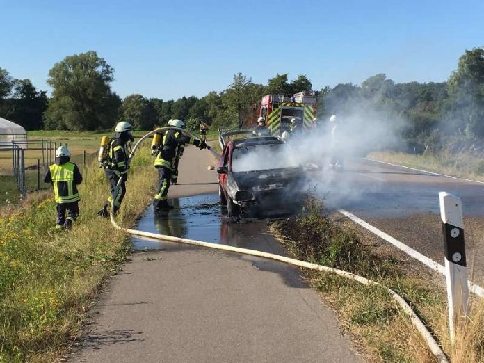 Neustadt Fronmühle L530 Der PKW brannte aus (Foto: Feuerwehr Neustadt)