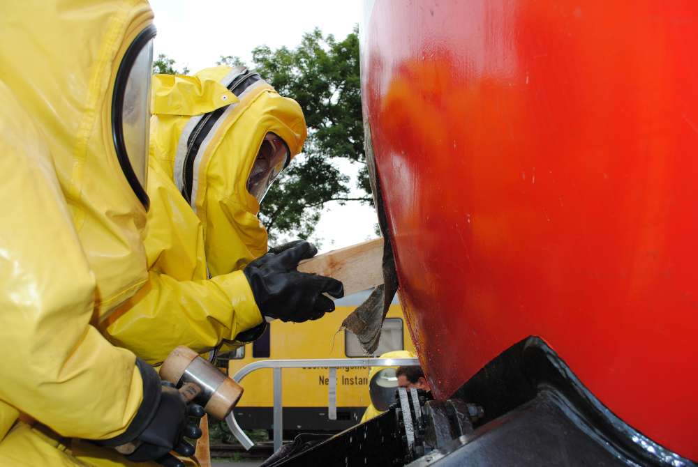 Feuerwehrleute in Chemikalienschutzanzügen beim Andichten eines Lecks (Foto: Feuerwehr Bruchsal)