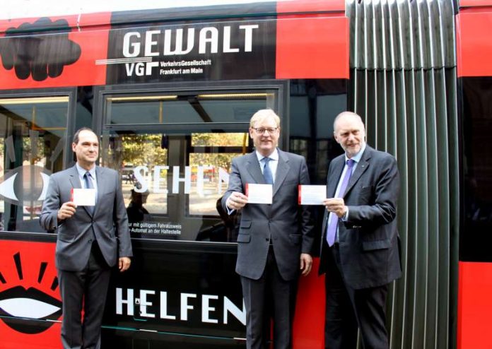 gewaltStadtrat Frank (M) mit Klaus Dieter Strittmatter (l) und Thomas Wissgott (r) (Foto: Stadt Frankfurt am Main)