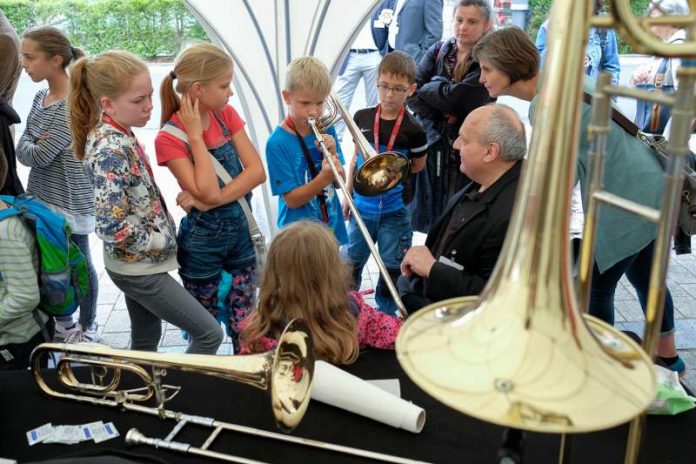 Ausprobieren hieß die Devise bei „Backstage für alle!“ am 18. September im hr: Posaunist Reiner Schmidt mit potentiellem Nachwuchs. (Foto: hr/Dirk Ostermeier)