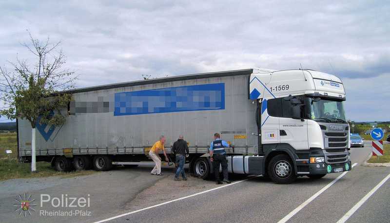 Der festgefahrene Lkw blockierte die Straße am Kreisel in Richtung Mackenbach