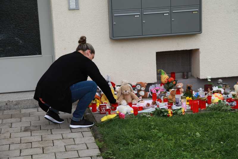 Sowie diese Frau legten viele Menschen an der Stelle wo das Baby verstarb, Blumen und Spielzeuge ab.