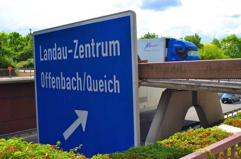 Die Autobahn A 65 führt durch das Gebiet der Stadt Landau und zwischen den Anschlussstellen Landau-Zentrum und Landau-Nord dicht an bebautem Gebiet vorbei. Die dortigen Anwohner, insbesondere in den Stadteilen Queichheim, Dammheim und im Horstgebiet, beklagen eine stärker zunehmende Lärmbelastung verursacht durch die starke Verkehrsbelastung.