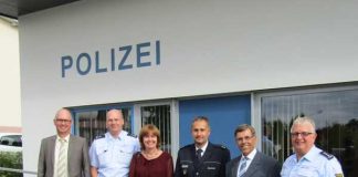 Von links: Markus Günther / Bürgermeister der Stadt Walldürn, PHK Michael Schurz mit Ehefrau, KOR Martin Fessner / Leiter Polizeirevier Buchen, Stadtoberamtsrat Helmut Hotzy /Leiter Hauptamt der Stadt Walldürn, EPHK Rolf Günther / Leiter Führungsgruppe Polizeirevier Buchen