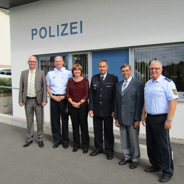 Von links: Markus Günther / Bürgermeister der Stadt Walldürn, PHK Michael Schurz mit Ehefrau, KOR Martin Fessner / Leiter Polizeirevier Buchen, Stadtoberamtsrat Helmut Hotzy /Leiter Hauptamt der Stadt Walldürn, EPHK Rolf Günther / Leiter Führungsgruppe Polizeirevier Buchen