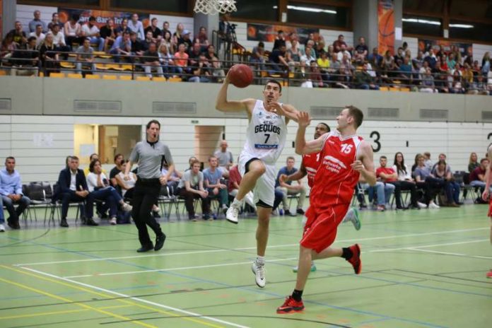 Topscorer Elnis Prasovic beim Korbleger (Foto: KIT SC GEQUOS/Denny Möller)