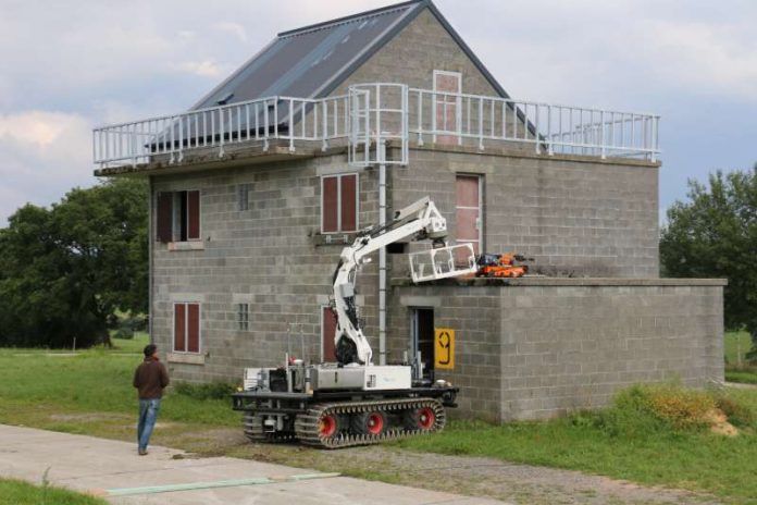 Der kleine Roboter SUGV wird während eines ICARUS-Projekt Tests von dem großen Roboter LUGV auf einem zerstörten Gebäude eingesetzt. (Foto: Lehrstuhl Robotersysteme der TU Kaiserslautern)