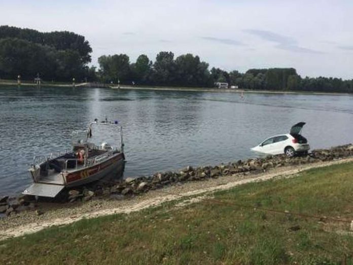 Ein PKW befand sich im Wasser. (Foto: Feuerwehr Germersheim)