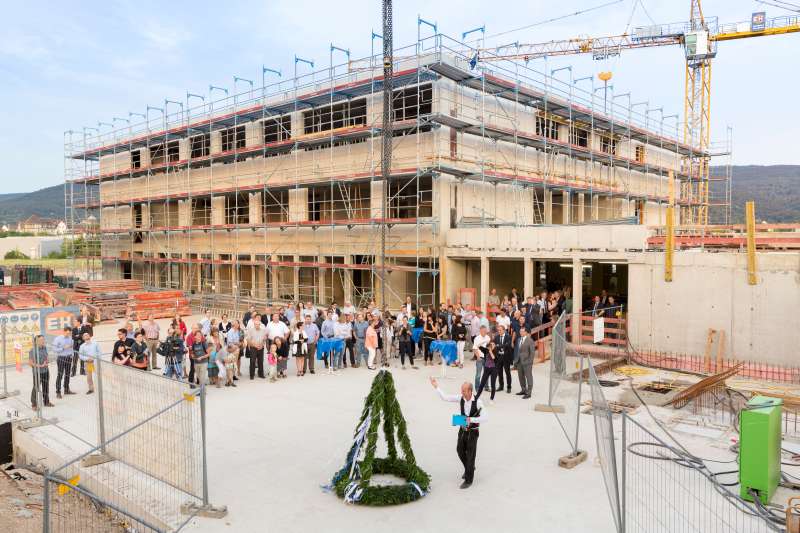 Mit dem Richtfest wurde die Fertigstellung des Rohbaus von B³ - im Hintergrund ist das künftige Schulgebäude zu sehen. (Foto: Christian Buck)