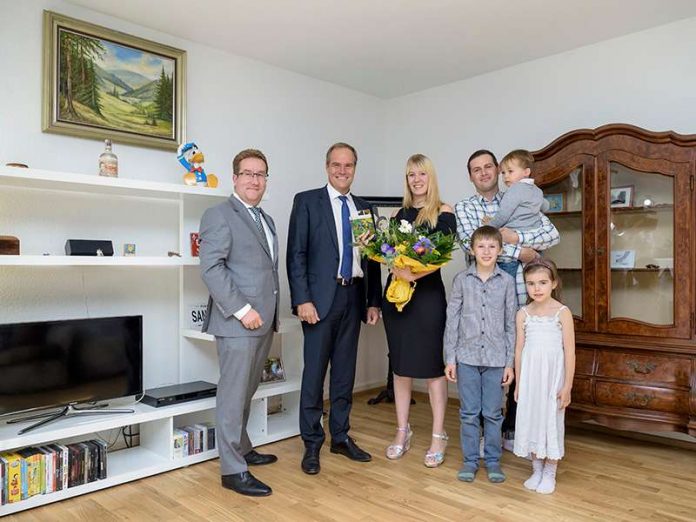 Jens-Uwe Götsch (Geschäftsführer MTV Bauen und Wohnen GmbH) und Oberbürgermeister Dr. Eckart Würzner begrüßten Carmen Dudenhöffer, Marcel Koch und die Kinder Luca, Julien und Maria (von links). (Foto: Philipp Rothe)