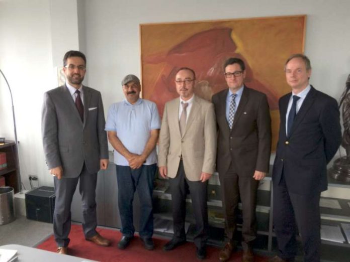 Die Verträge zum Verkauf der Bauhilfe-Immobilien „In den Tannen“ sind unterzeichnet. Das Foto zeigt (von links) die beiden Gesellschafter der GK Real Estate GmbH, Ünal Kaymakci und Abdul Ammer Buhamad, Notar Hans-Jürgen Arnoul (Frankfurt), Ralph Stegner, Geschäftsführer der Bauhilfe Pirmasens GmbH sowie Rechtsanwalt Dr. Fritz Schäfer (Pirmasens). Die Verträge zum Verkauf der Bauhilfe-Immobilien „In den Tannen“ sind unterzeichnet. Das Foto zeigt (von links) die beiden Gesellschafter der GK Real Estate GmbH, Ünal Kaymakci und Abdul Ammer Buhamad, Notar Hans-Jürgen Arnoul (Frankfurt), Ralph Stegner, Geschäftsführer der Bauhilfe Pirmasens GmbH sowie Rechtsanwalt Dr. Fritz Schäfer (Pirmasens). (Foto: Bauhilfe Pirmasens GmbH)