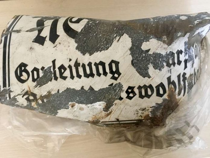 Entdecktes Schild mit der Aufschrift „Gauleitung Saarpfalz, Arbeiterwohlfahrt“ Entdecktes Schild mit der Aufschrift „Gauleitung Saarpfalz, Arbeiterwohlfahrt“ (Foto: Stadtverwaltung Neustadt)