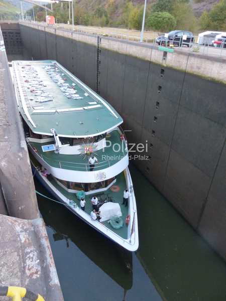 Das Fahrgastschiff in der Schleusenkammer