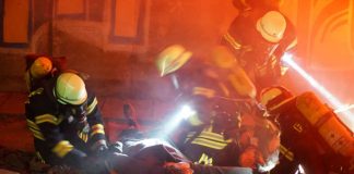 Feuerwehrleute retten einen Übungsverletzten aus dem Gefahrenbereich (Foto: Holger Knecht)