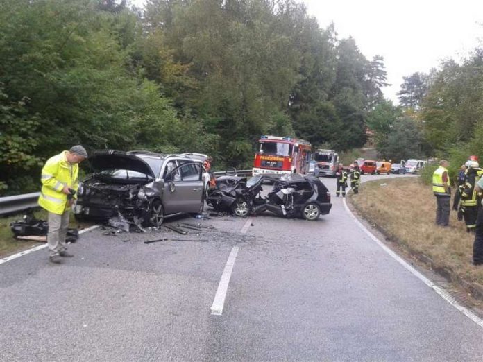 Schwerer Verkehrsunfall bei Trippstadt (Foto: Polizei)