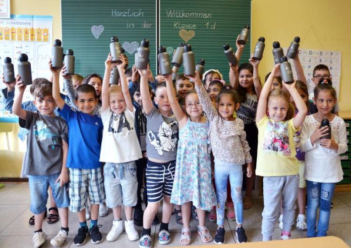 Die Grundschüler freuten sich über die neuen Trinkflaschen (Foto: TWL)