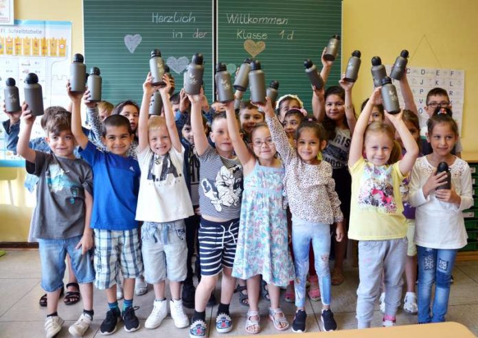 TWL Trinkflaschen Die Grundschüler freuten sich über die neuen Trinkflaschen (Foto: TWL)