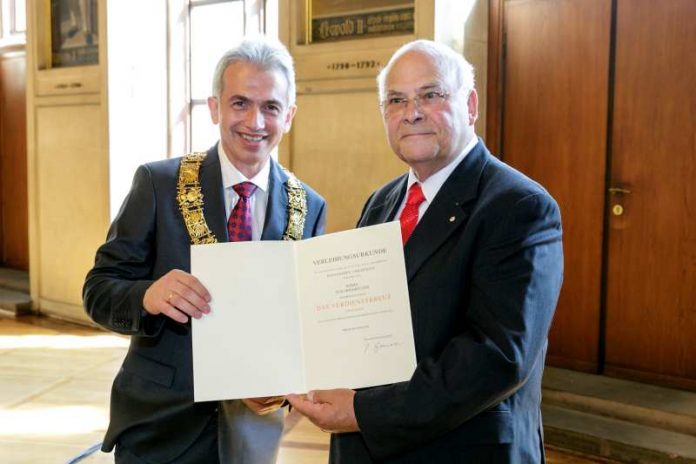 OB Peter Feldmann überreicht Verdienstkreuz an Joachim Kreuzer (Foto: Stefanie Koesling)