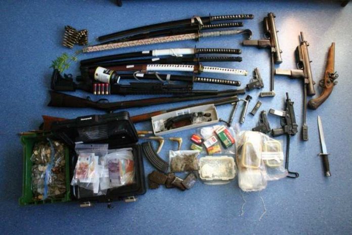 Neben Rauschgift und Rauschgiftutensilien wurden verschiedene Waffen sichergestellt. (Foto: Polizei)