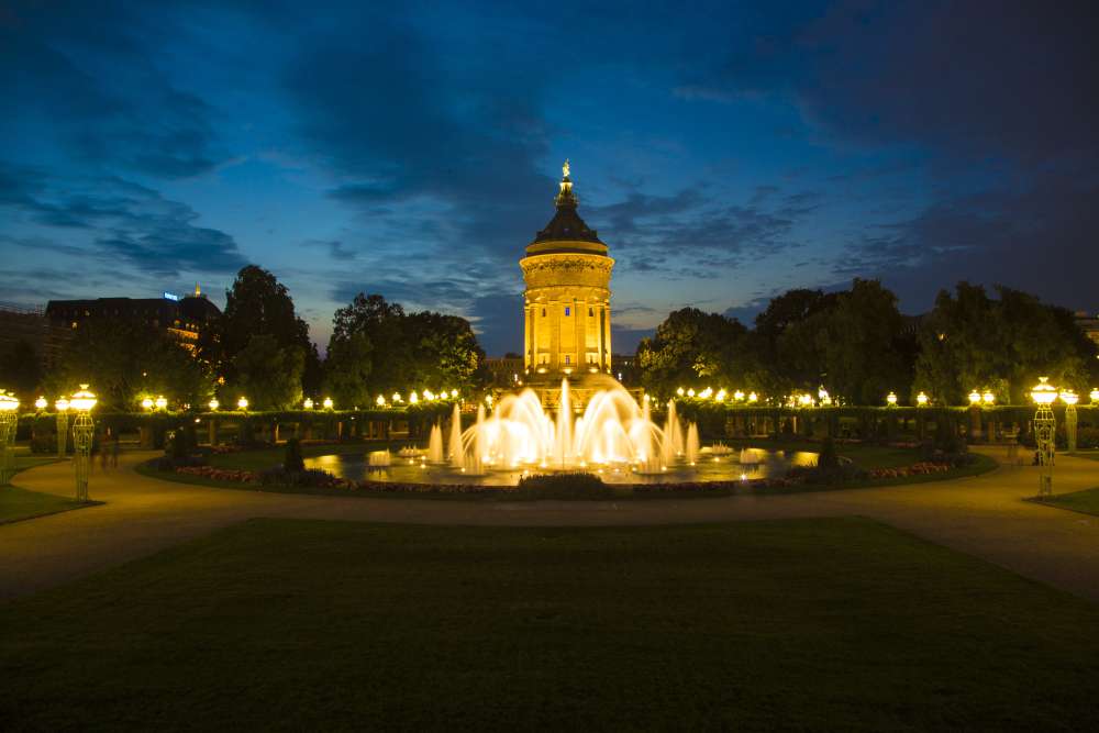 Neue, energieeffiziente LED-Strahlen betonen die Konturen des Wasserturms optimal. (Foto: MVV Energie)