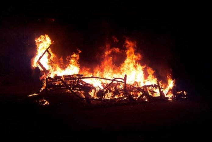 Ein Wohnwagen brannte. (Foto: Feuerwehr Germersheim)