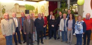 Landrat Clemens Körner (Mitte) mit den neuen Weinpaten. (Foto: Kreisverwaltung Rhein-Pfalz-Kreis)