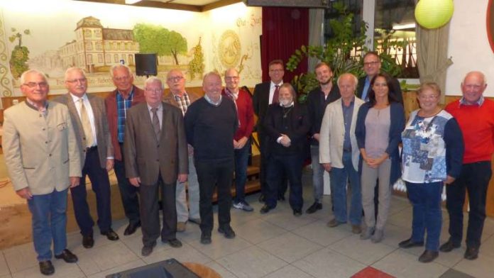 Landrat Clemens Körner (Mitte) mit den neuen Weinpaten. (Foto: Kreisverwaltung Rhein-Pfalz-Kreis)