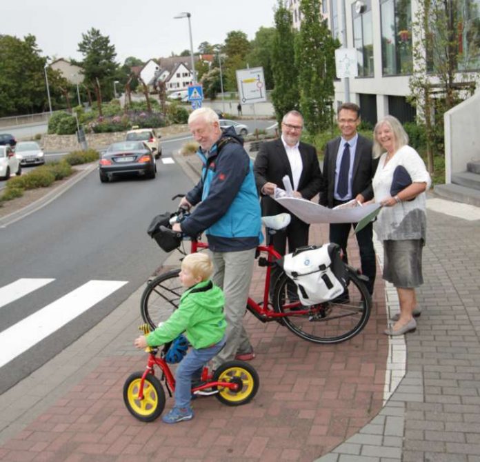 v.r.: Doris Faust (Abteliung Stadtentwicklung & Stadtplanung), Leiter des Ordnungsamtes Bernd Velten, OB Ralf Claus und Ingelheimer Fahrradbeauftragter Erich Dahlheimer mit Enkel Mattis (Foto: Stadt Ingelheim)