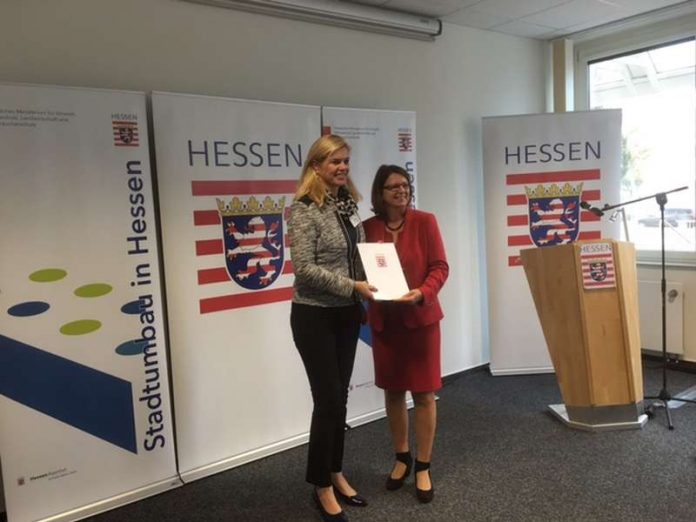 Ministerin Priska Hinz (r.) übergibt einen Zuwendungsbescheid an Stadtentwicklungsdezernentin Sigrid Möricke