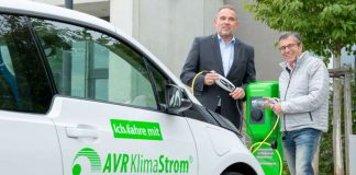 Nehmen gemeinsam die neue E-Tankstelle in Betrieb: Peter Mülbaier, Geschäftsführer AVR UmweltService (rechts) und Willi Parstorfer, EnBW-Kommunalberater (links). (Foto: AVR UmweltService GmbH)