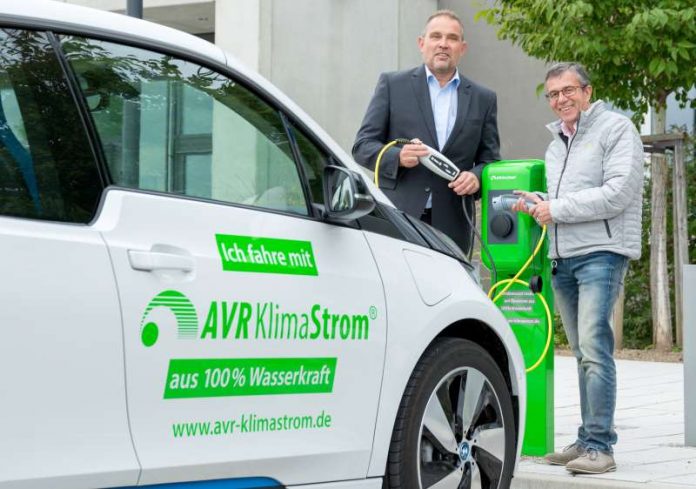 Nehmen gemeinsam die neue E-Tankstelle in Betrieb: Peter Mülbaier, Geschäftsführer AVR UmweltService (rechts) und Willi Parstorfer, EnBW-Kommunalberater (links). Nehmen gemeinsam die neue E-Tankstelle in Betrieb: Peter Mülbaier, Geschäftsführer AVR UmweltService (rechts) und Willi Parstorfer, EnBW-Kommunalberater (links). (Foto: AVR UmweltService GmbH)