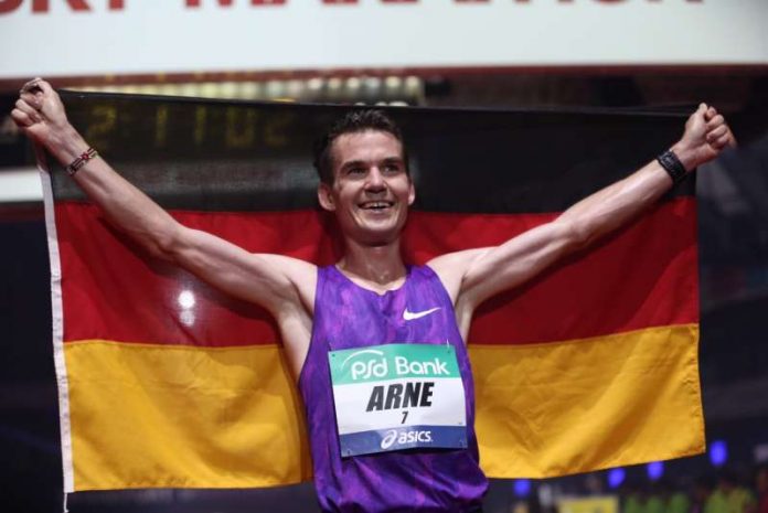 Arne im Ziel (Foto: Mainova Frankfurt Marathon)