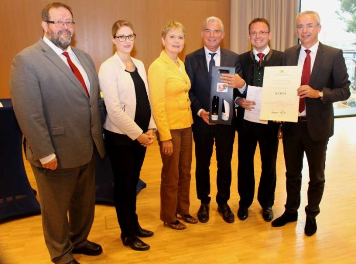 v.l.: Landrat Dr. Christoph Schnaudigel hält den Förderbescheid in den Händen. Bürgermeister Armin Ebhart (Kürnbach), Innenminister Thomas Strobl, Staatssekretärin Friedlinde Gurr-Hirsch, Bürgermeisterin Sabrina Eisele (Marxzell), Bürgermeister Reinhold Gsell (Forst). (Foto: Landratsamt Karlsruhe)