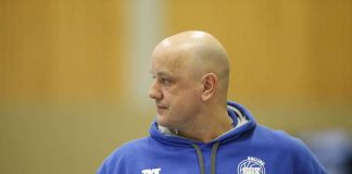 So sieht pure Unzufriedenheit aus! Rolling-Chocolate-Headcoach Marco Hopp war nach dem 45:81-Debakel seiner Jungen Wilden im SZ Süd gegen Frankfurt sichtlich bedient. (Foto: Dominik Borg)