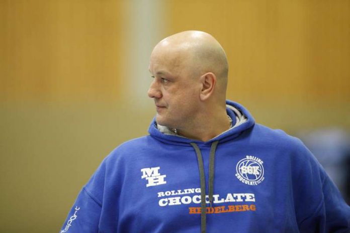 So sieht pure Unzufriedenheit aus! Rolling-Chocolate-Headcoach Marco Hopp war nach dem 45:81-Debakel seiner Jungen Wilden im SZ Süd gegen Frankfurt sichtlich bedient. (Foto: Dominik Borg)