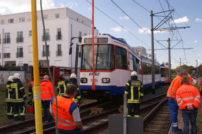 Die Straßenbahn entgleiste (Foto: Feuerwehr Darmstadt)