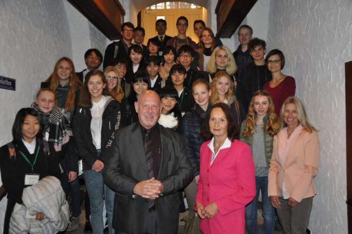 Matthias Heidenreich und Christine Simmich (rechts) begrüßten Dr. Annegret Schwarz und die japanischen Gäste im Ratskeller. (Foto: Stadtverwaltung Bad Kreuznach)