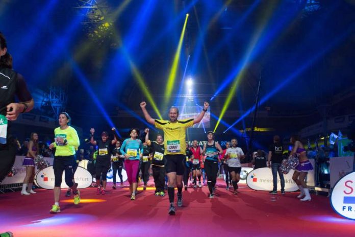 Einlauf in die Festhalle (Foto: Mainova Frankfurt Marathon)