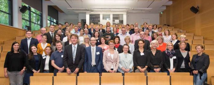 Rund 60 Mitarbeiter von 25 der insgesamt 33 deutschen Universitätsklinika waren der Einladung der Leiterin des Servicecenter Personal und Recht, Stephanie Oehl, zum Justitiartreffen gefolgt. Rund 60 Mitarbeiter von 25 der insgesamt 33 deutschen Universitätsklinika waren der Einladung der Leiterin des Servicecenter Personal und Recht, Stephanie Oehl, zum Justitiartreffen gefolgt. (Foto: Thomas Böhm / Universitätsmedizin Mainz)