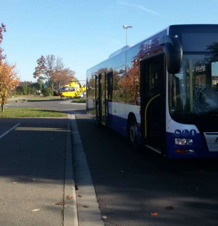 Der Bus stieß mit dem Radfahrer zusammen (Foto: Polizei)