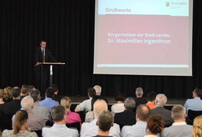 Gewaltexzesse oder Amokläufe an Schulen seien mit das Schlimmste, was vorstellbar sei, betonte Landaus Bürgermeister und Schuldezernent Dr. Maximilian Ingenthron in seinem Grußwort. (Foto: Stadt Landau in der Pfalz)