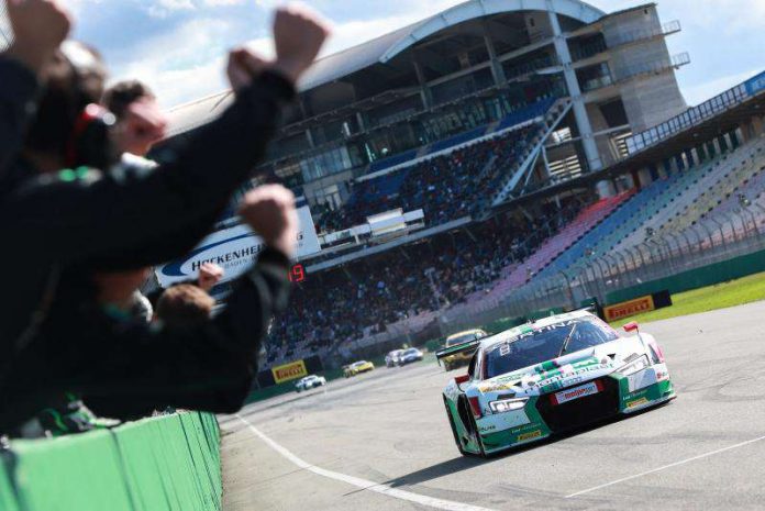 Moment des Triumphs: Mies/De Phillippi bei der Zieldurchfahrt (Foto: ADAC Motorsport)