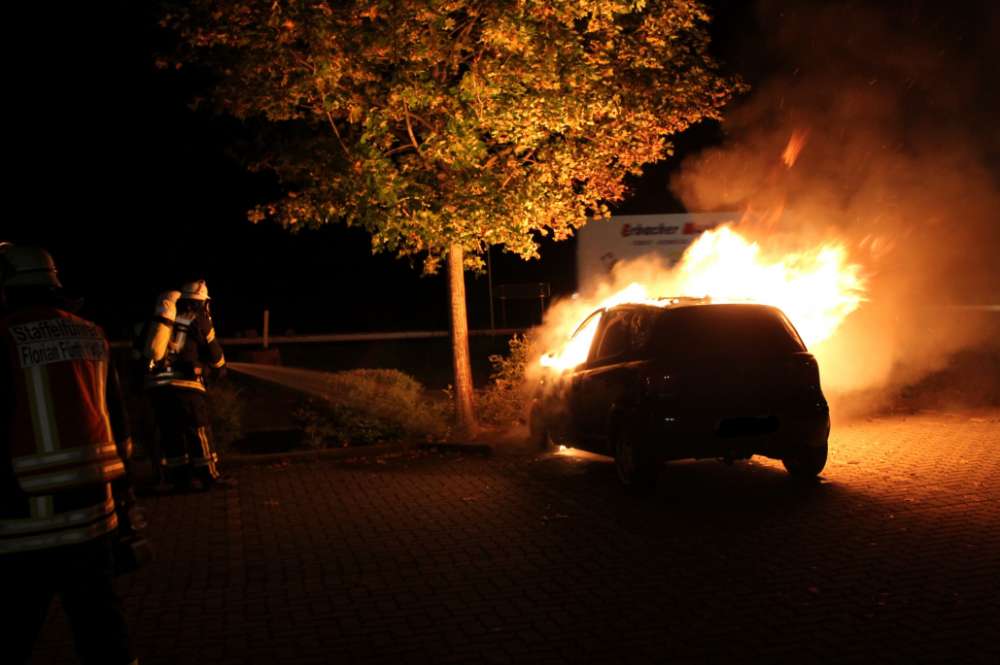 Die Feuerwehr löschte den in Vollbrand stehenden PKW (Foto: Feuerwehr Fürth)