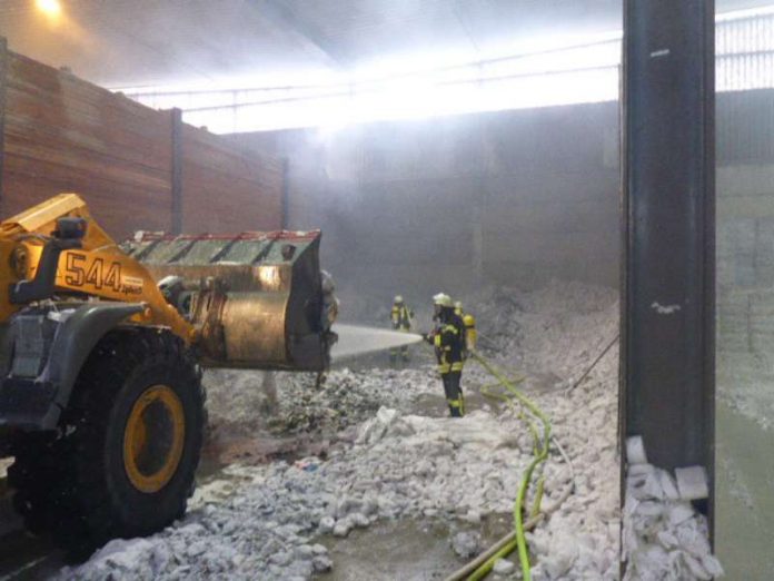 Das Papier musste mühsam mittels Radlader auseinandergezogen und abgelöscht werden. (Foto: Feuerwehr Mainz)