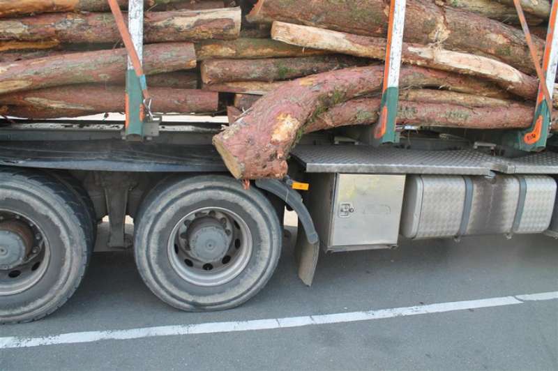 Das Holz ragte über die Ladeflächer hinaus. (Foto: Polizei)