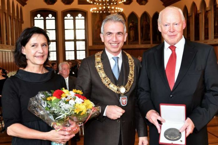 Verleihung der Ehrenplakette an Martin Wentz (Foto: Rainer Rueffer)
