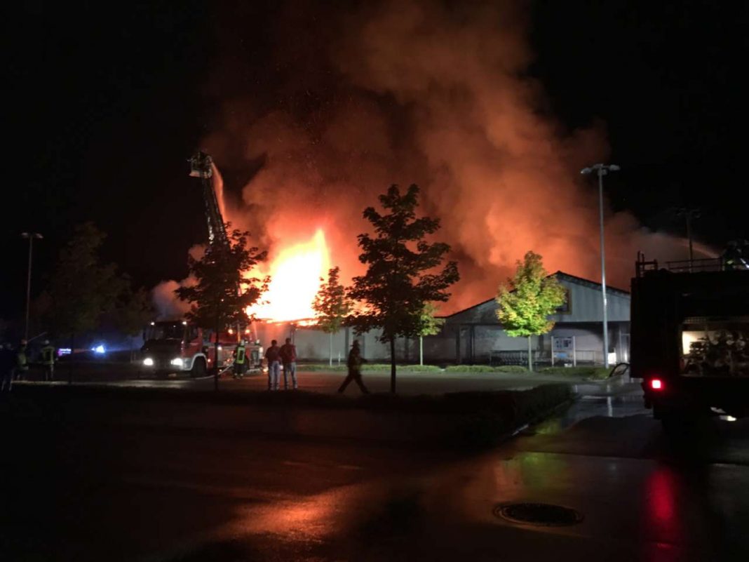 Löscharbeiten der Feuerwehr an der brennenden Aldi-Filiale. (Foto: Polizei)