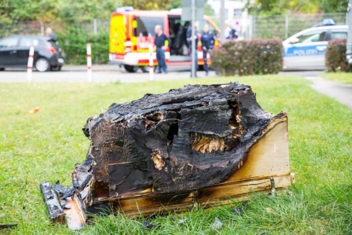 Die Feuerwehr barg das brennende Teil (Foto: Feuerwehr Mainz)